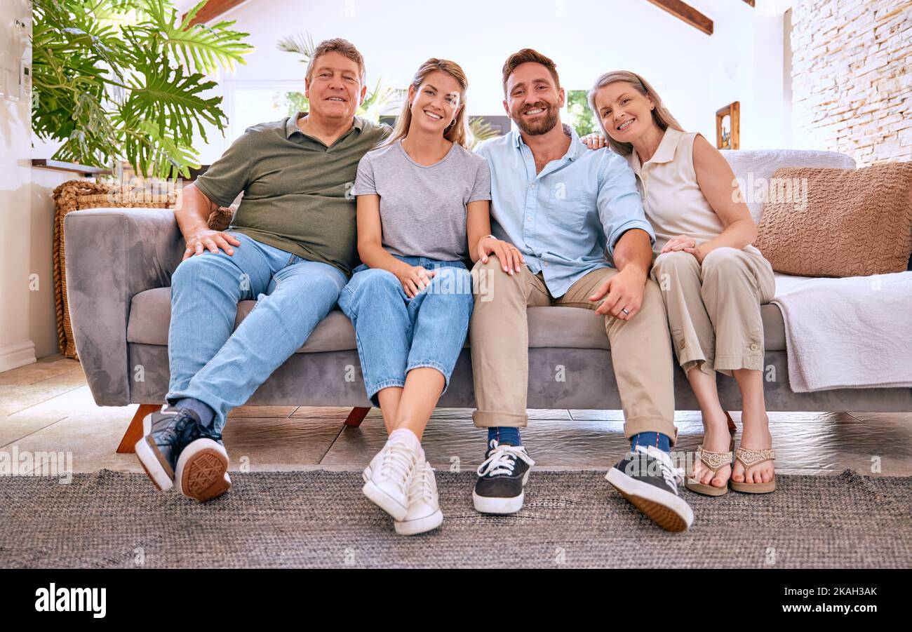 Grande famiglia, ritratto e amore sul divano a casa, legandosi e godendo tempo di qualità insieme. Cura della famiglia, generazioni e nonna, nonno e uomo e. Foto Stock