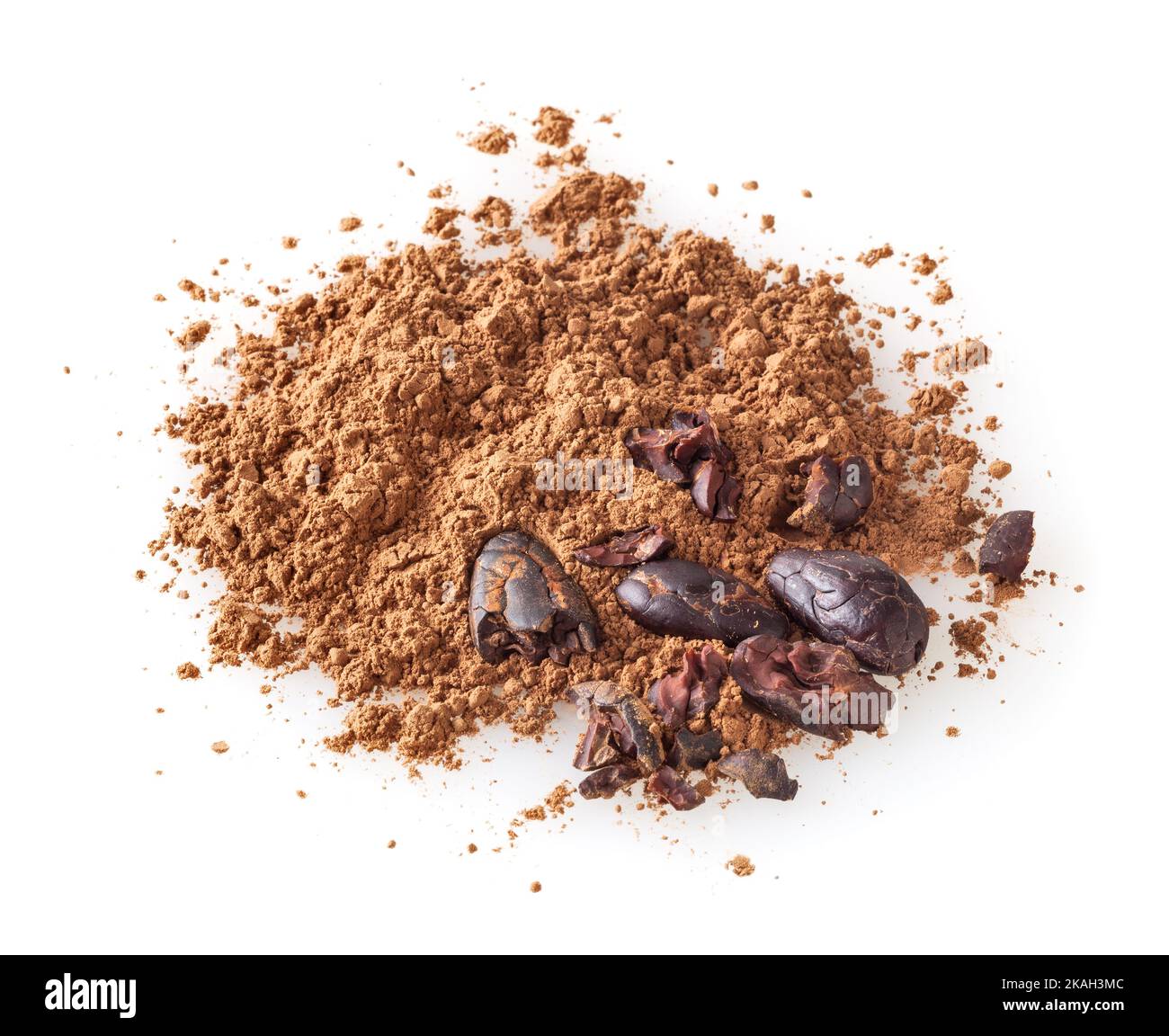 Cumulo di cacao in polvere con semi di cacao isolati su bianco sfondo Foto Stock