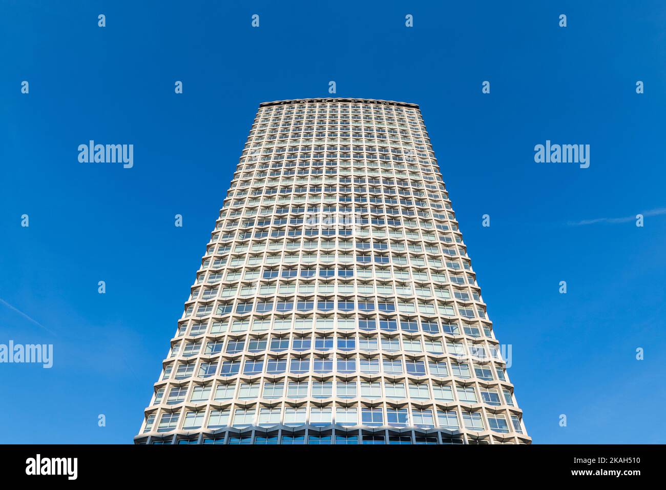 Grattacielo di Center Point, all'incrocio tra Charing Cross Road, Oxford Street, Tottenham Court Road e New Oxford Street, Londra, Regno Unito. I 117 m (385 Foto Stock