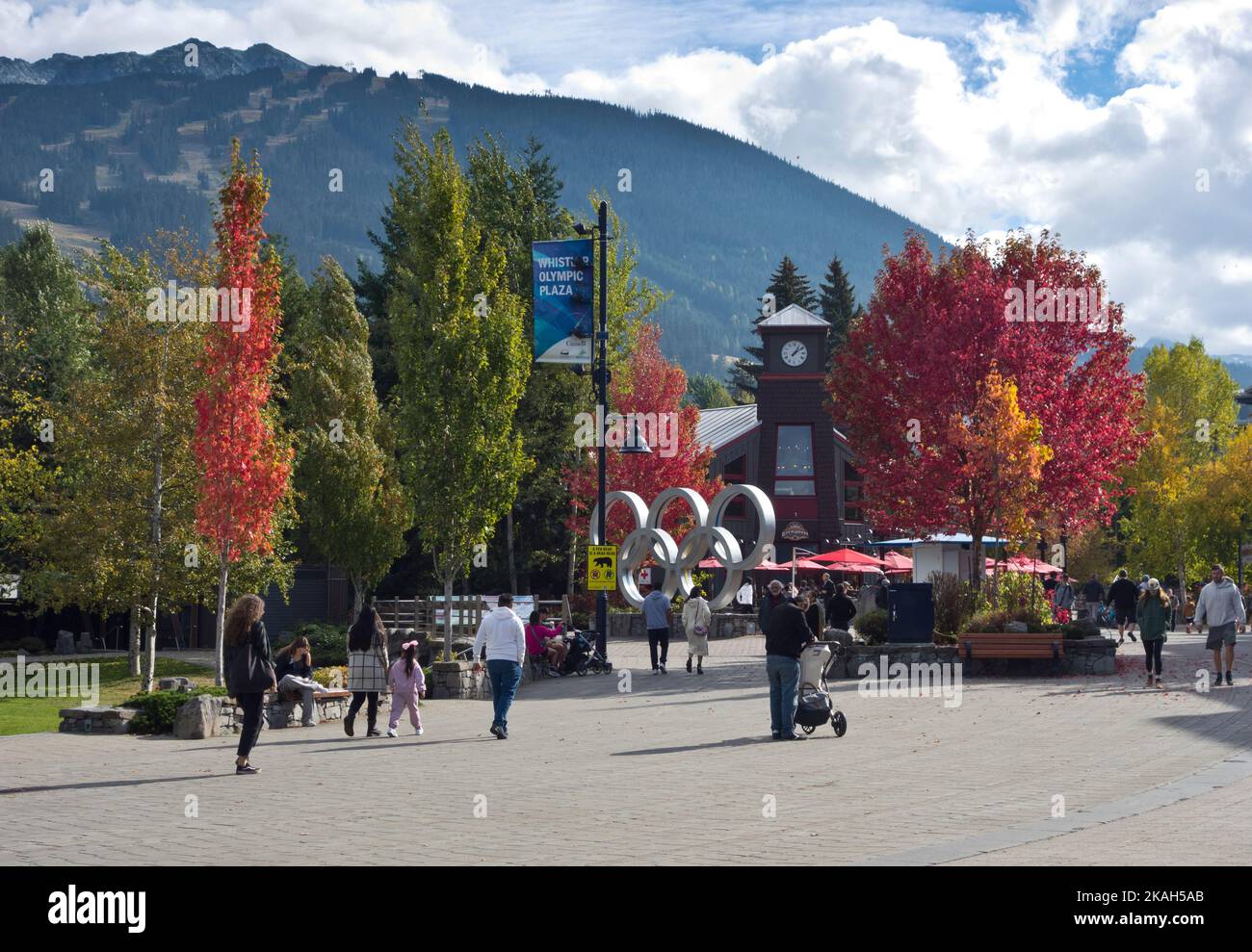 Whistler Village (Olympic Plaza) in autunno, 2022 ottobre. Foto Stock