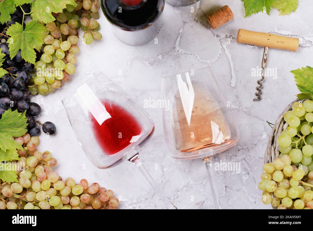 Bottiglie e bicchieri di vino bianco, rosa e rosso. Giacitura piatta Foto Stock