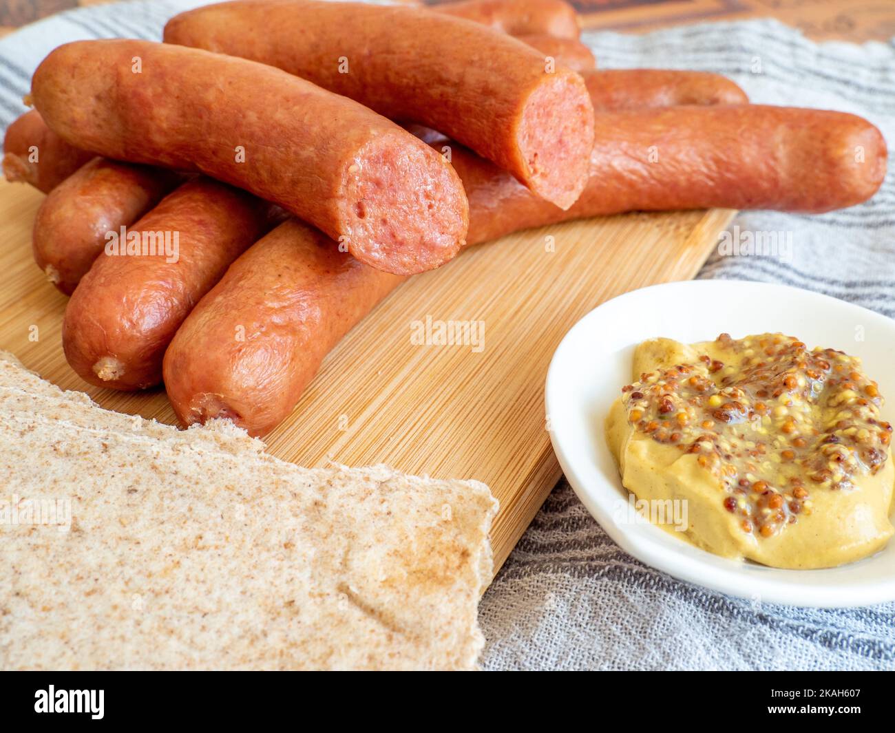 virstli, salsicce della transilvania su un asse di legno con senape Foto Stock