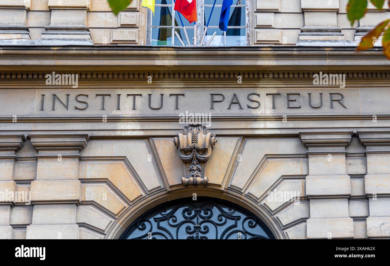 Segno dell'edificio storico dell'Institut Pasteur, una fondazione privata francese dedicata alla biologia, ai microrganismi, alle malattie e ai vaccini Foto Stock