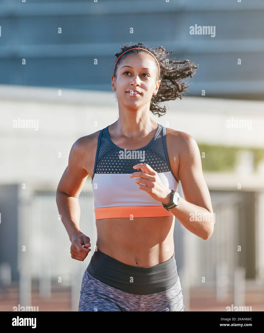 Correre è vivere. Una giovane donna attraente che corre per la città. Foto Stock