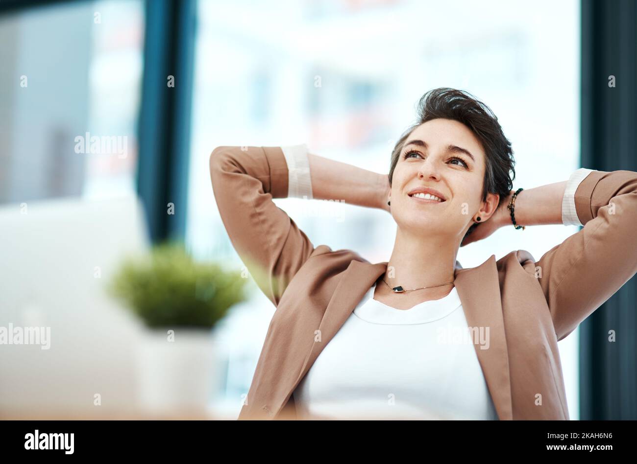 Andate dopo quello che vi piace davvero. Un giovane designer che guarda rilassato alla sua scrivania. Foto Stock