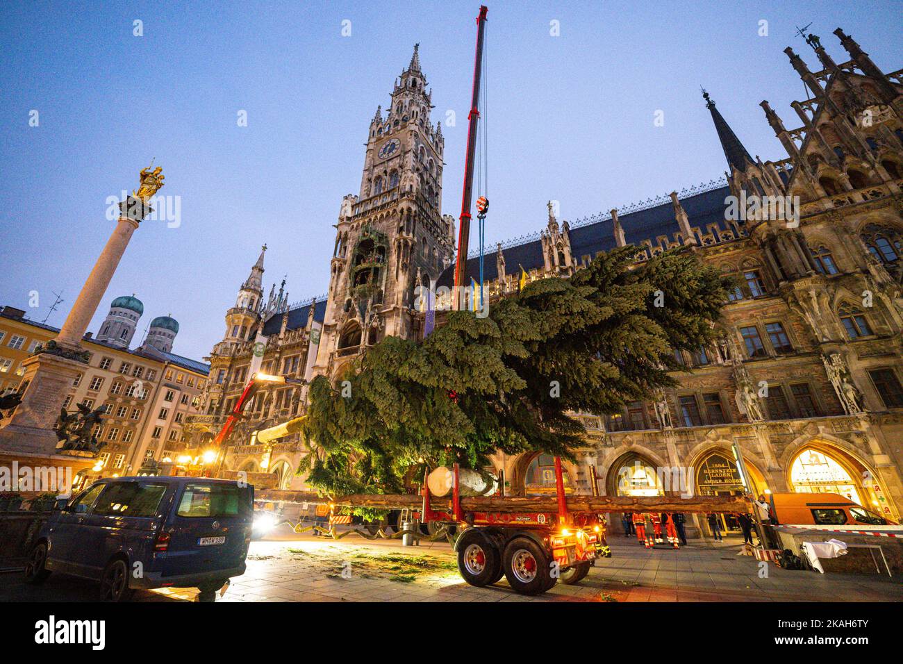 Monaco, Germania. 03rd Nov 2022. I vigili del fuoco hanno allestito l'albero di Natale su Marienplatz con l'aiuto di una gru. Credit: Lennart Preiss/dpa/Alamy Live News Foto Stock