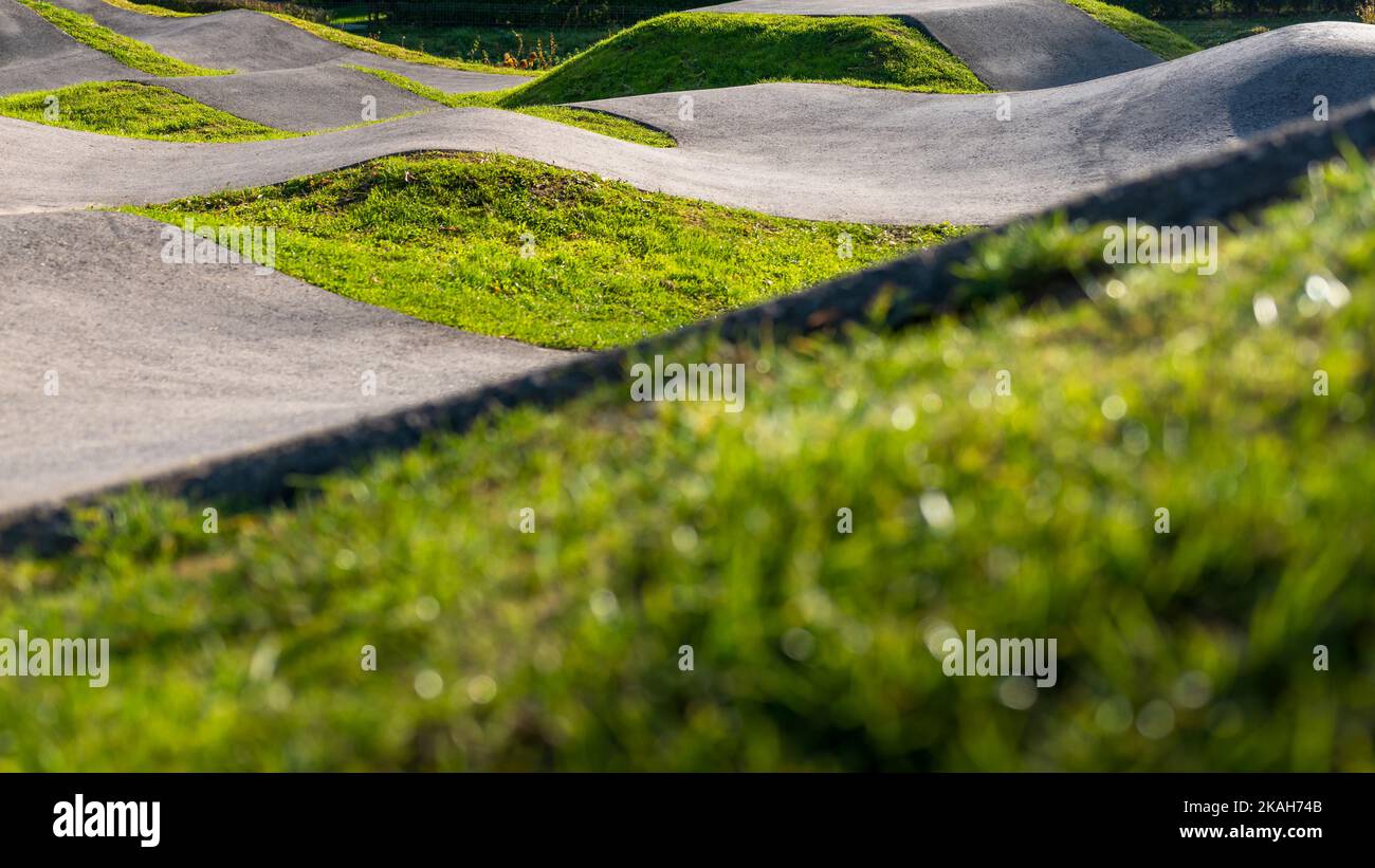 Pista ciclabile esterna in asfalto circondata dalla natura a Polanka Wielka, Polonia. Foto Stock