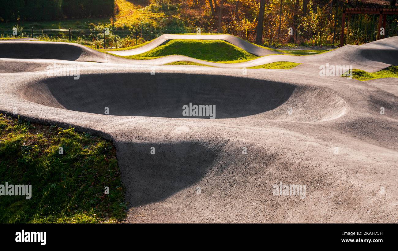 Pista ciclabile esterna in asfalto circondata dalla natura a Polanka Wielka, Polonia. Foto Stock