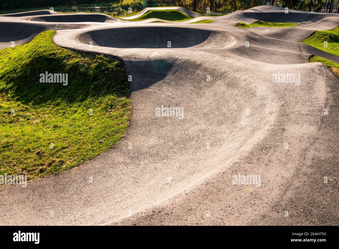 Pista ciclabile esterna in asfalto circondata dalla natura a Polanka Wielka, Polonia. Foto Stock