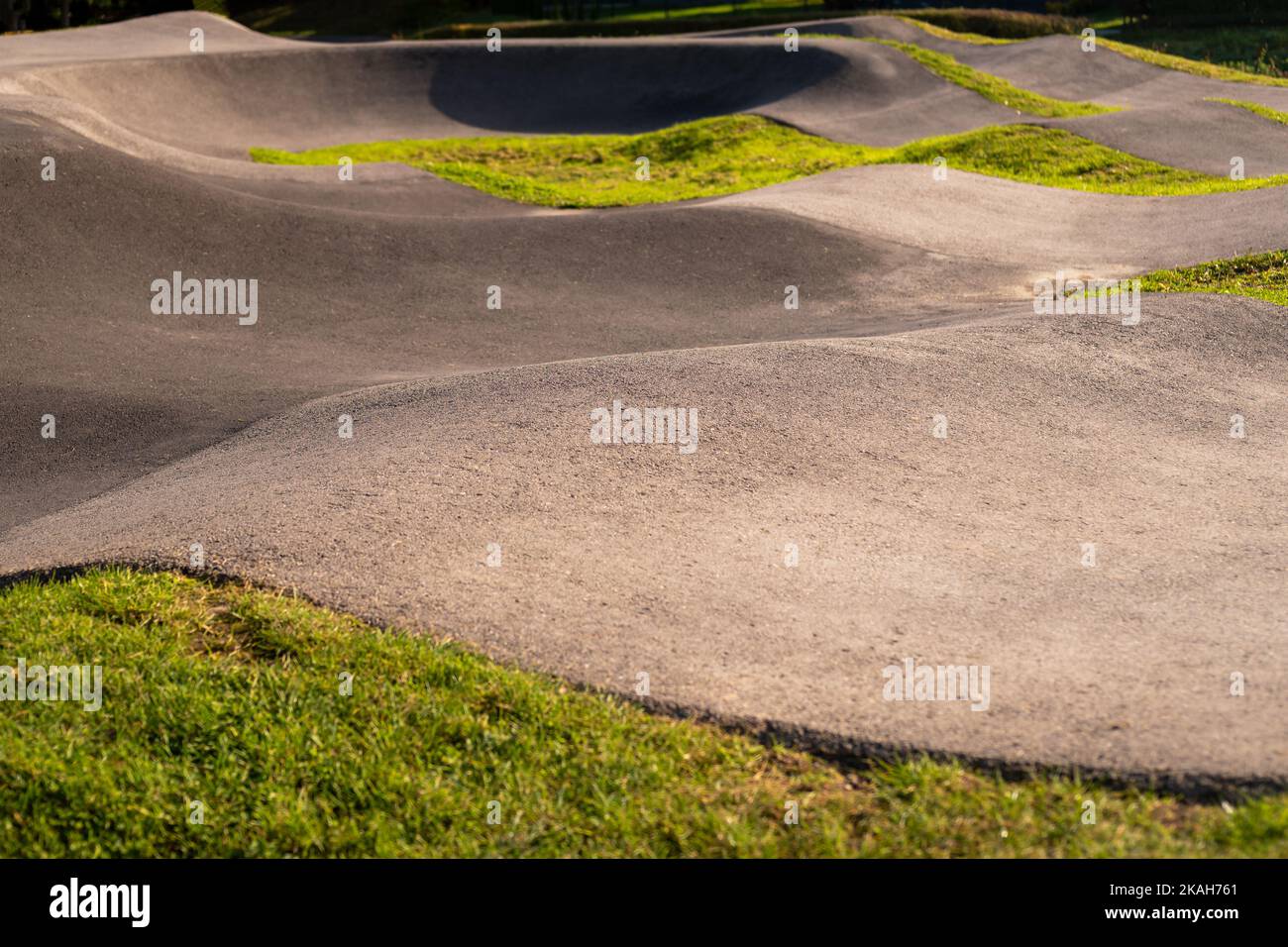 Pista ciclabile esterna in asfalto circondata dalla natura a Polanka Wielka, Polonia. Foto Stock