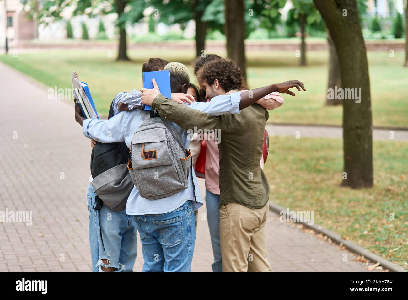 gruppo di giovani felici in piedi in cerchio. Foto Stock