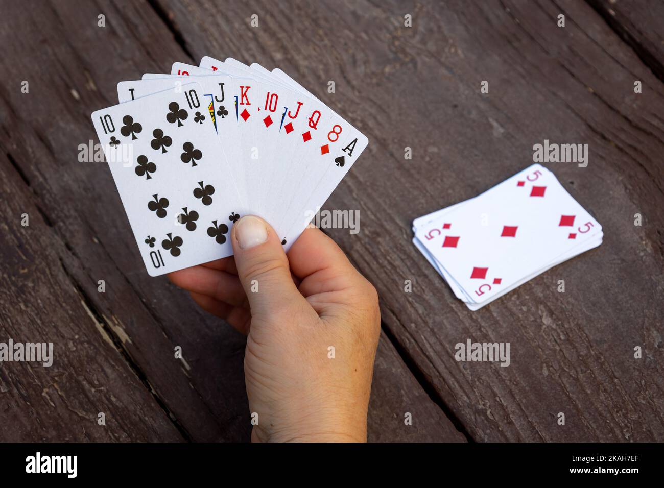 Una manciata di carte da gioco, per giocare il gioco preferito di belote, con quattro persone, foto scattata negli Stati Uniti Foto Stock