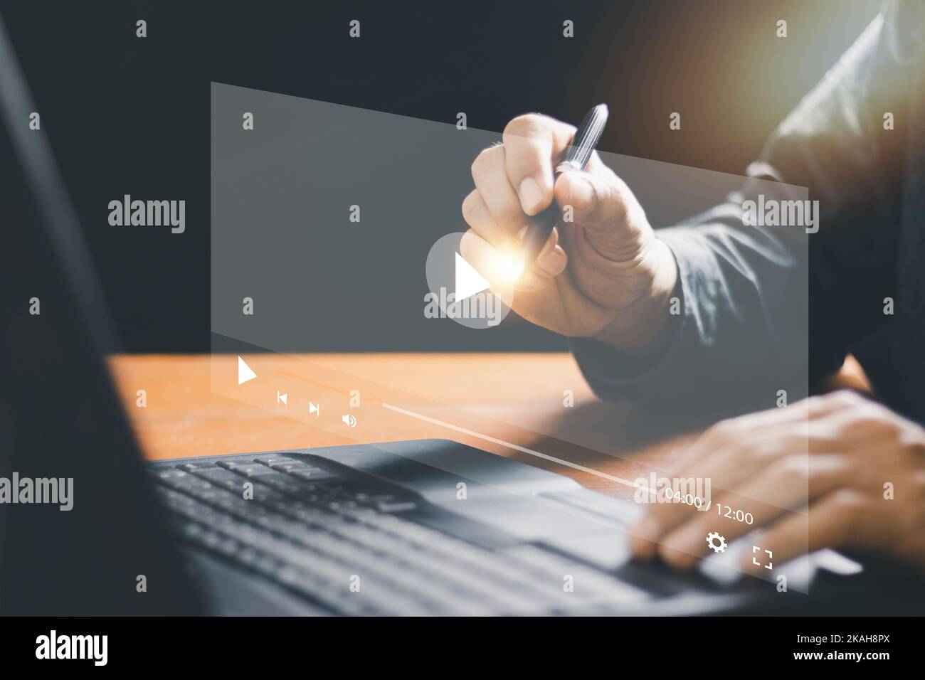 Streaming video su Internet Concept.,uomo che utilizza mouse e tastiera per lo streaming online su schermo virtuale,guardare video su Internet,guardare il film Foto Stock