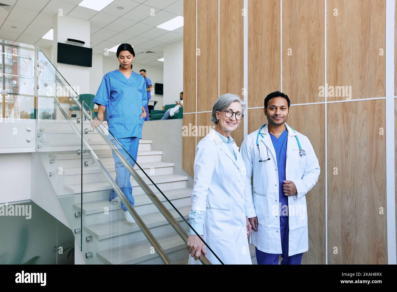 Due medici in piedi sulle scale in ospedale mentre lavoravano giorno. Operatori sanitari. giorno di lavoro medico Foto Stock