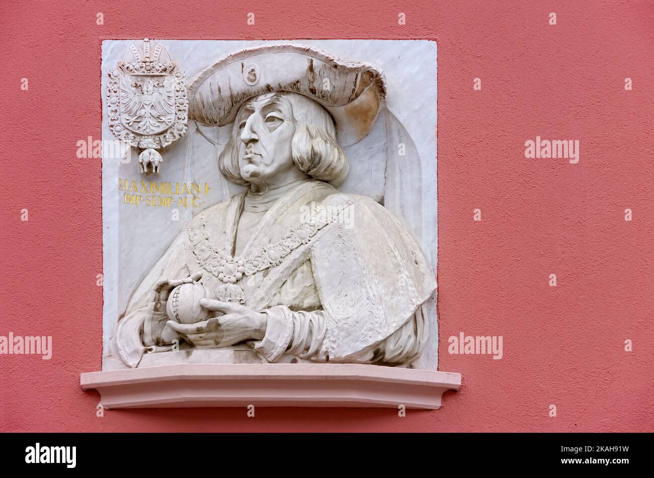 Ritratto dell'imperatore Massimiliano i di Waldemar Fenn dopo Albrecht Dürer, Casa delle balene (Haus zum Walfisch), Friburgo in Breisgau, Germania. Foto Stock