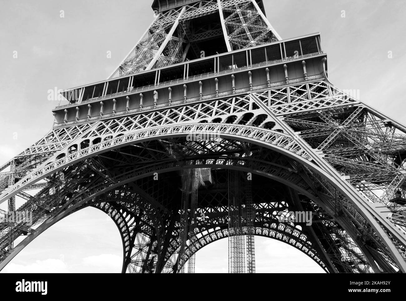 PARIGI, FRANCIA-GIUGNO 16: Torre Eiffel primo piano in bianco e nero.Giugno 16,2014 a Parigi, Francia Foto Stock