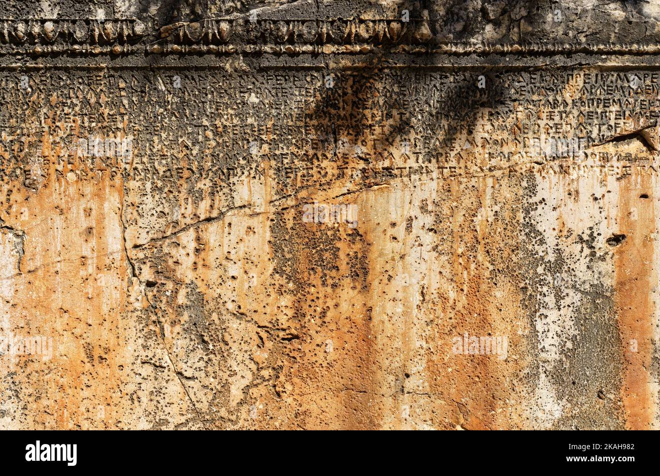 Antico testo greco antico e iscrizioni sulla parete di pietra del tempio. Cultura greca antica, alfabeto e scrittura, concetto di storia. Foto di alta qualità Foto Stock