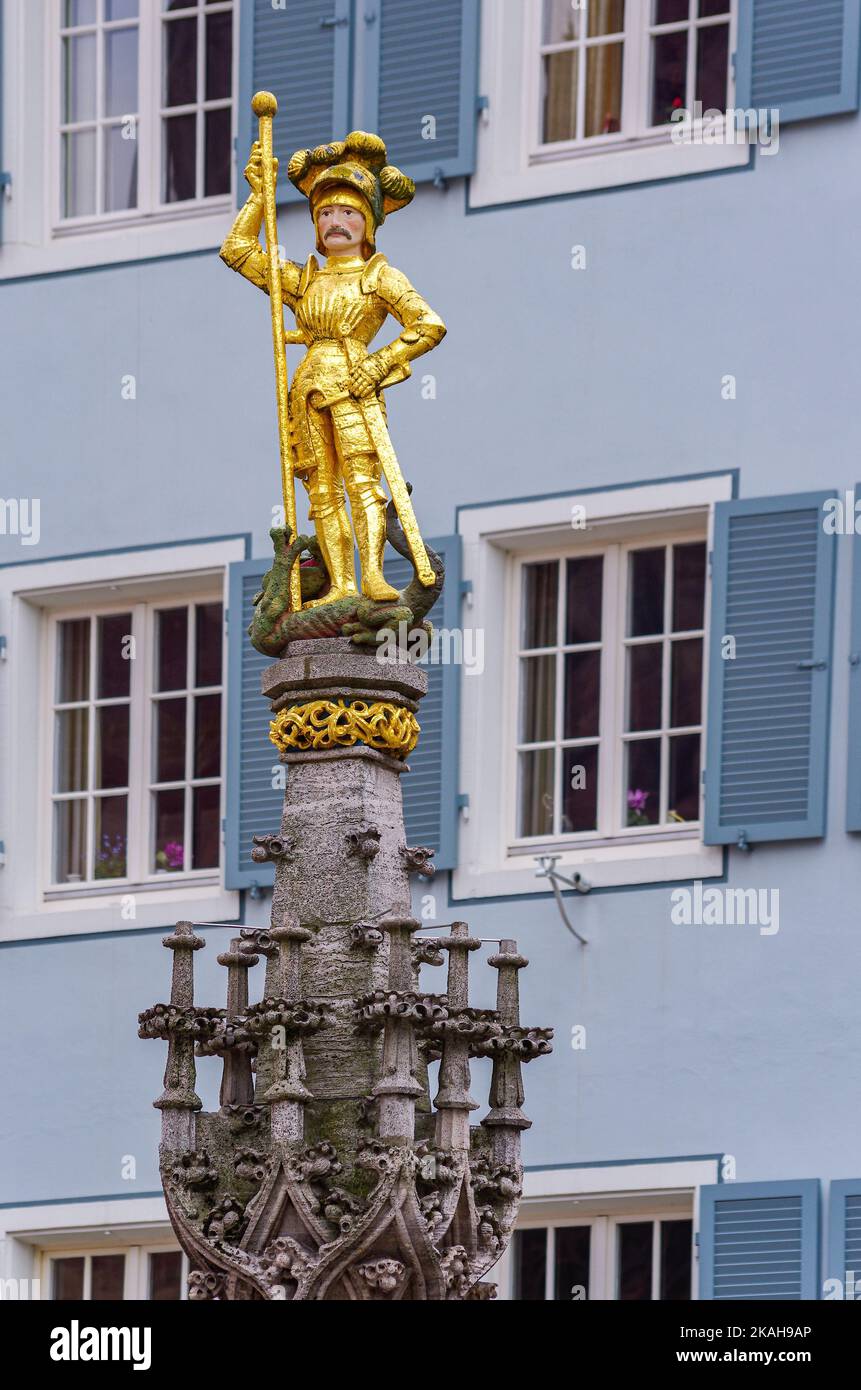 Statua di San Giorgio in piedi sul drago sconfitto, Fontana di San Giorgio in Piazza Minster, Friburgo in Breisgau, Baden-Württemberg, Germania. Foto Stock