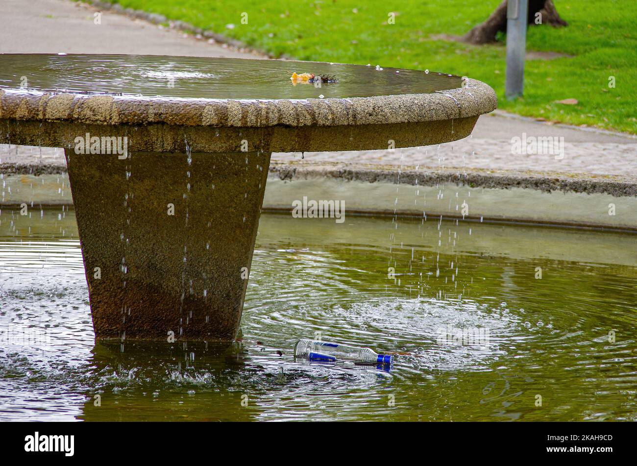 Fontana sfigurata nel parco cittadino di Friburgo in Breisgau, Baden-Wurttemberg, Germania. Foto Stock