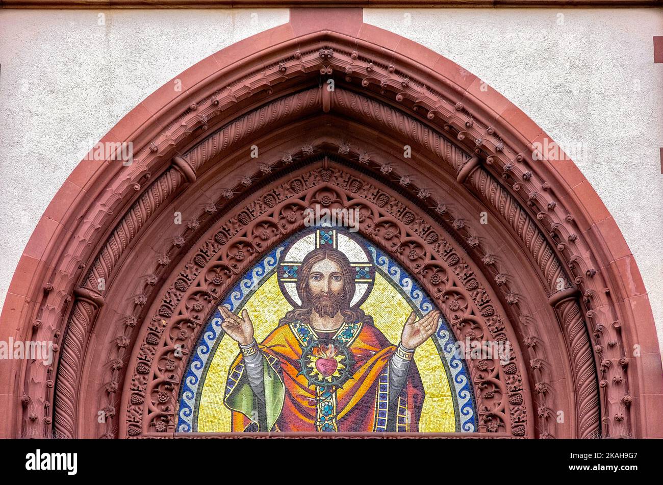 Raffigurazione a mosaico di Gesù Cristo nell'arco appuntito del portale principale della Chiesa del Sacro cuore di Friburgo in Breisgau, Germania. Foto Stock