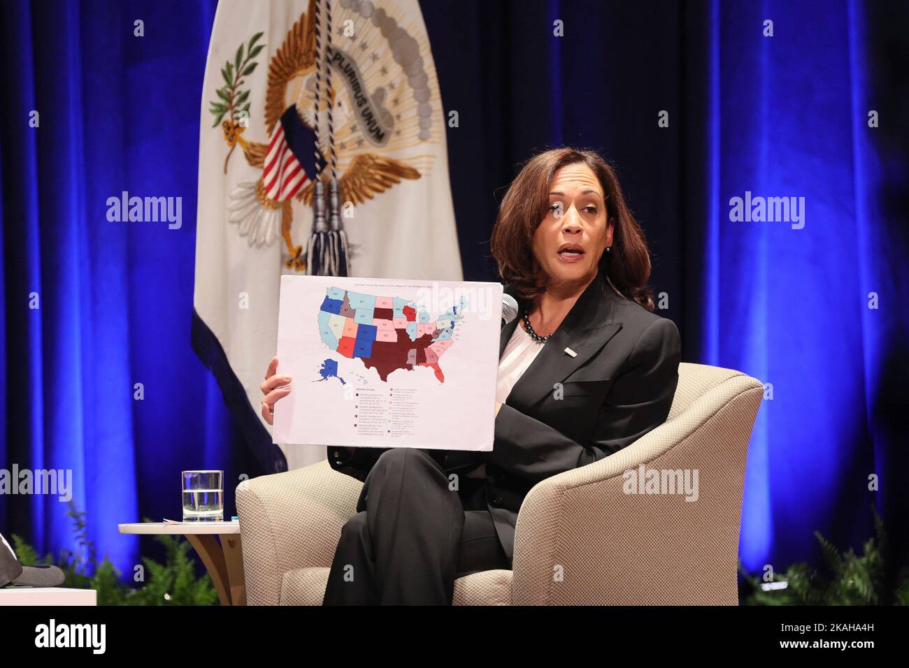 Il Vice Presidente degli Stati Uniti Kamala Harris fa osservazioni agli studenti durante la discussione sui diritti riproduttivi venerdì. 28 ottobre 2022; presso Goodhart Hall, McPherson Auditorium nel campus del Bryn Mawr College di Bryn Mawr, Pennsylvania. Credito: Saquan Stimpson/CNP Foto Stock