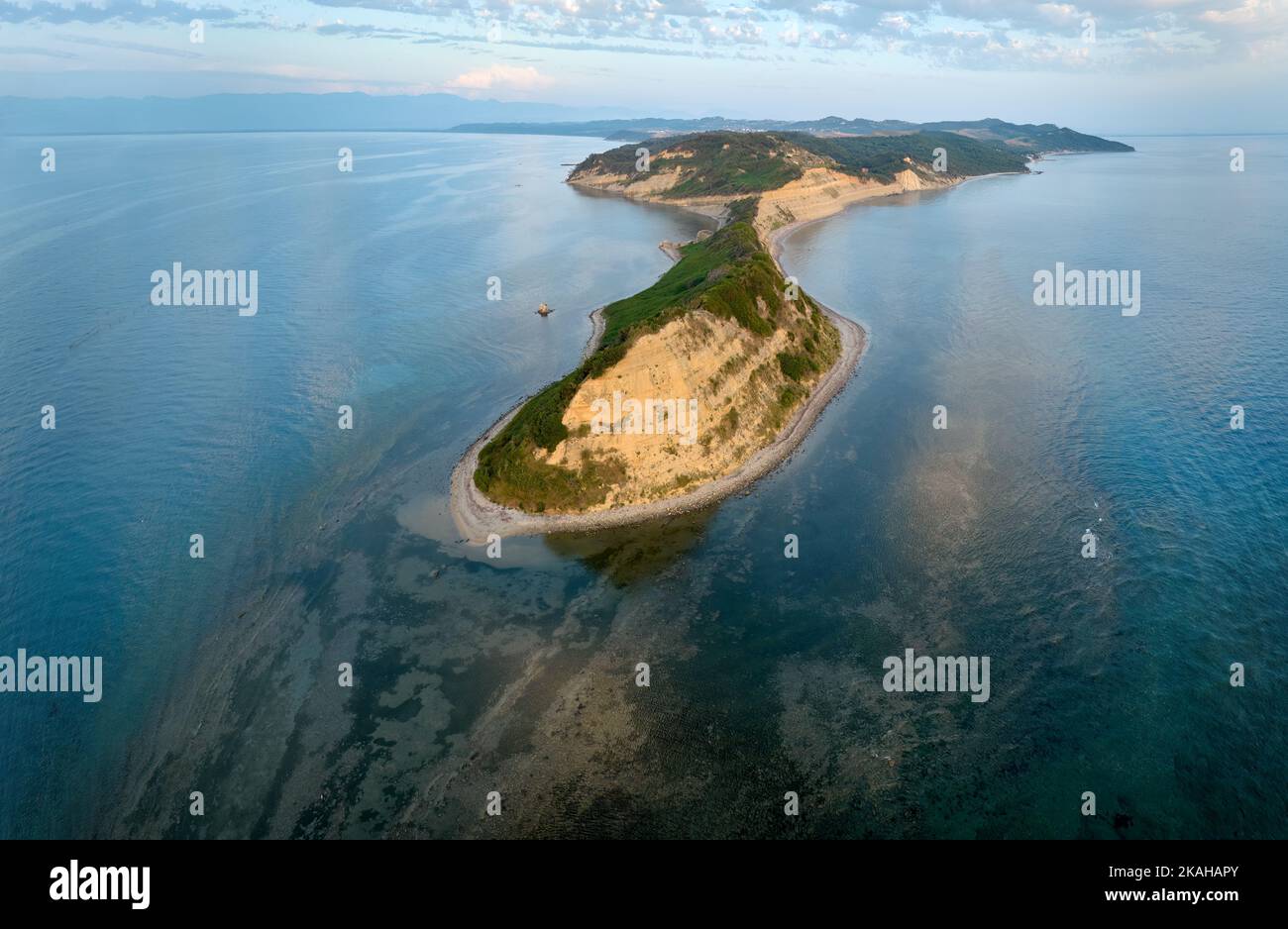 Capo di Rodon, paesaggio costiero panoramico, vista aerea serale delle scogliere del capo con i resti del castello contro un cielo al tramonto. Foto Stock