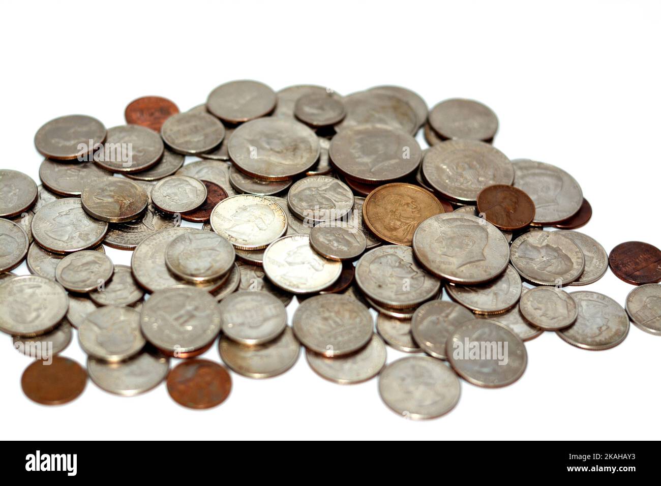 Pile di monete americane di 1 centesimi, 5, 10, 25 centesimi, 50 centesimi, Moneta da mezzo dollaro e un dollaro, vecchio passato vintage di soldi americani, Uniti Foto Stock