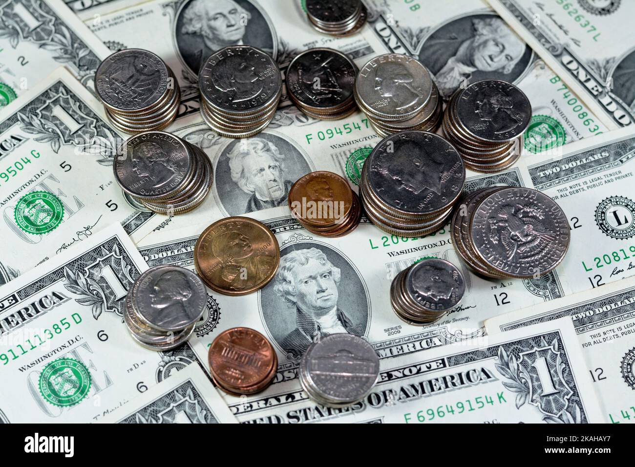 Vintage retro vecchio sfondo di denaro americano, Stati Uniti d'America banconote in dollari e mucchio di monete americane di 1 cent, 5, 10, 25 quarto, 50 ce Foto Stock