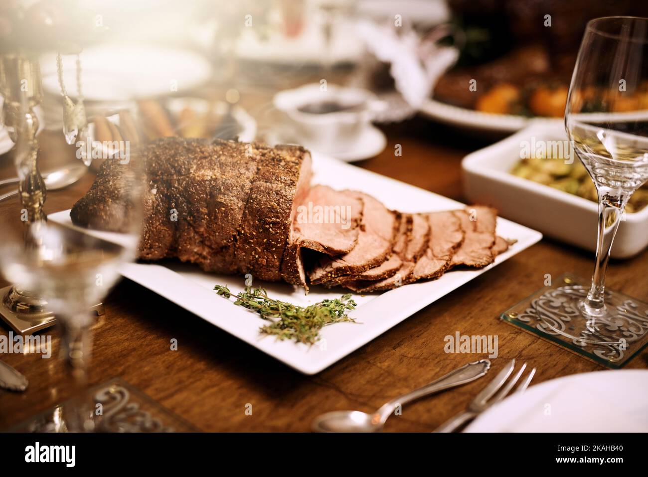 Non è una festa senza arrosto di manzo, una festa su un tavolo a Natale. Foto Stock