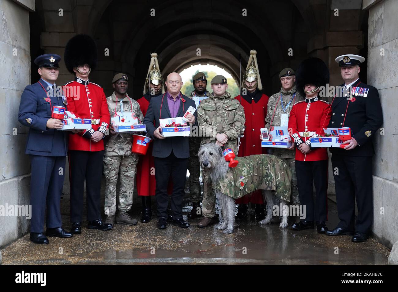L'ambasciatore della Royal British Legion Ross Kemp (al centro a sinistra) lancia quest'anno il London Poppy Day, con la mascotte delle Guardie irlandesi Irish Wolfhound Seamus e i membri dei servizi armati della Horse Guards Parade, Londra. Data immagine: Giovedì 3 novembre 2022. Foto Stock