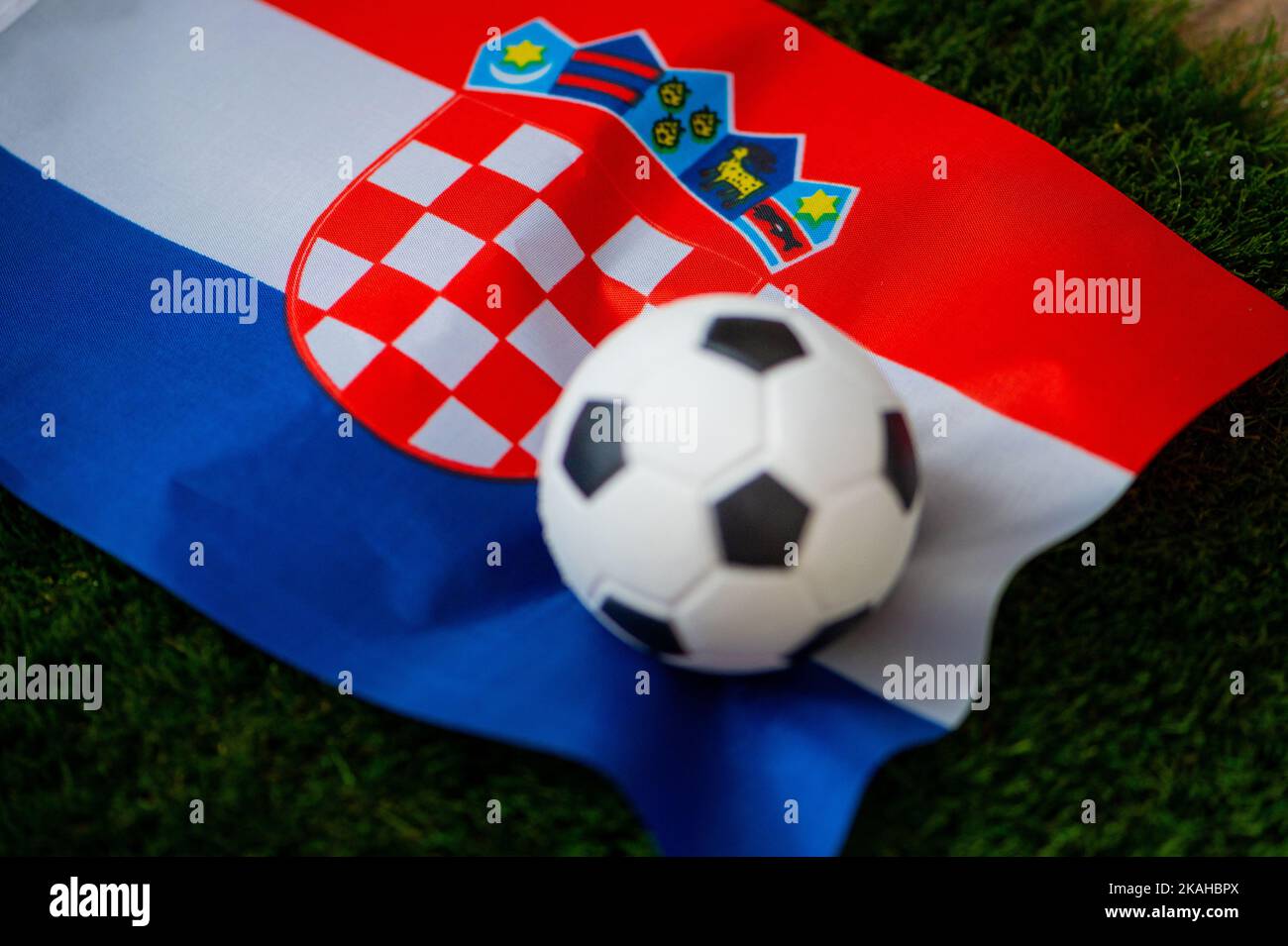 Nazionale di calcio dell'Arabia Saudita. Bandiera nazionale su erba verde e palla da calcio. Carta da parati da calcio per Campionato e Torneo nel 2022. Mondo i Foto Stock