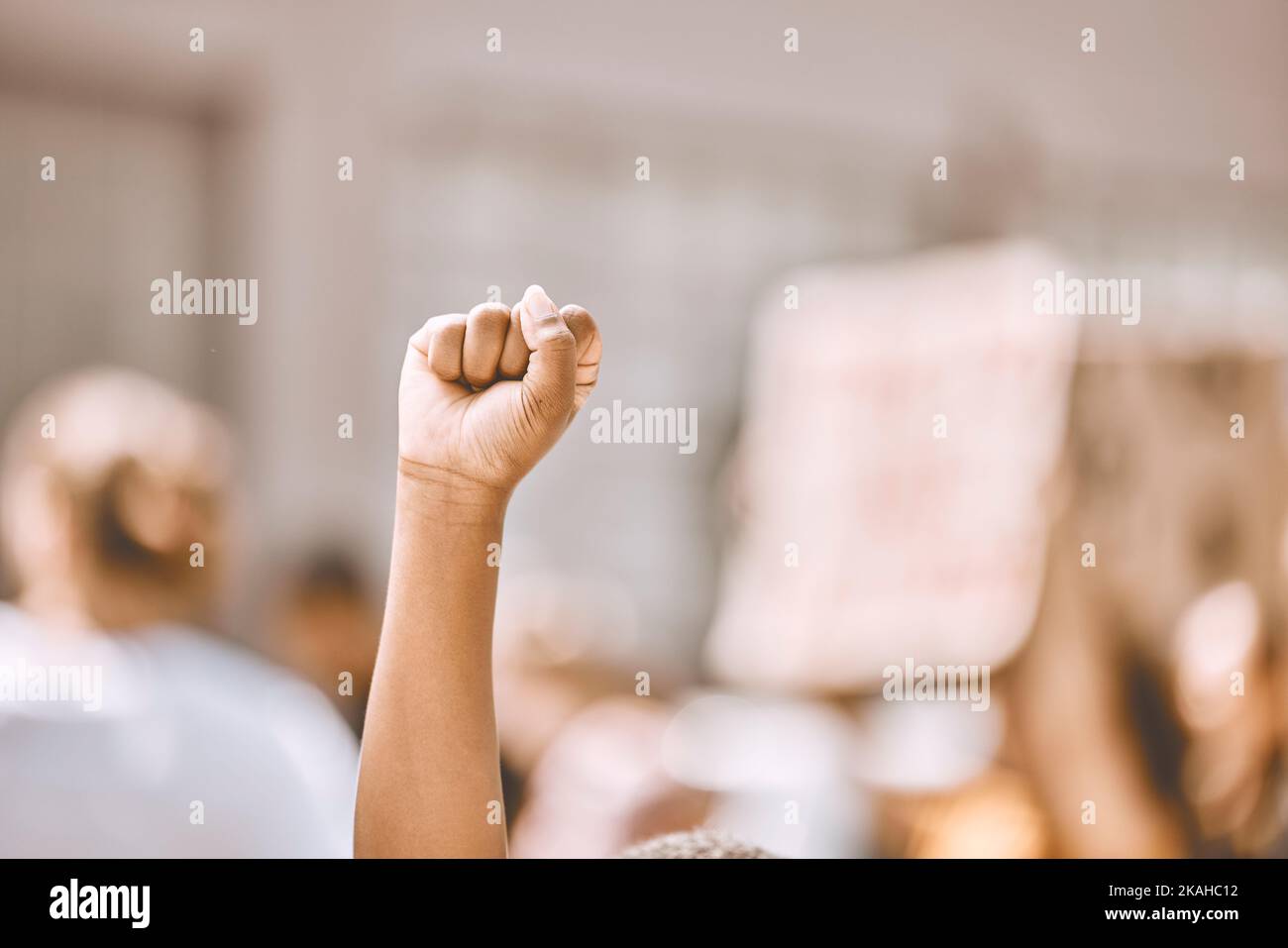 Protesta, uguaglianza e pugno in aria in città, folla di persone per strada che protestano per i diritti umani, la libertà e la marcia. Le vite nere contano il movimento Foto Stock