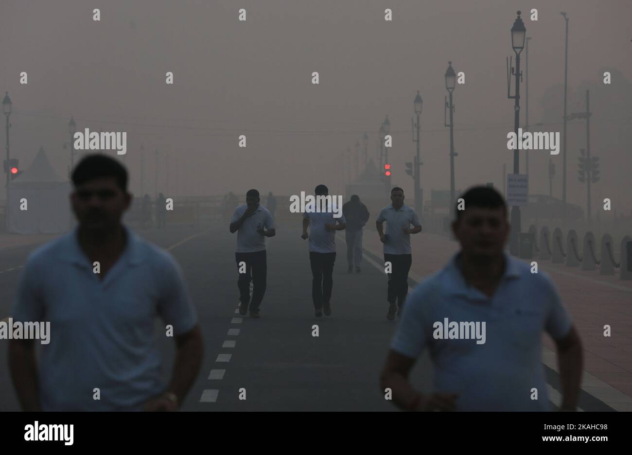 Nuova Delhi, India. 3rd Nov 2022. La gente scherza lungo una strada in mezzo allo smog denso a Nuova Delhi, India, 3 novembre 2022. L'inquinamento atmosferico nella capitale indiana Delhi e nelle aree circostanti continua ad essere un problema. Il problema si presenta soprattutto nei mesi invernali, quando la densità dell'aria diminuisce in modo comparativo. Credit: Javed Dar/Xinhua/Alamy Live News Foto Stock