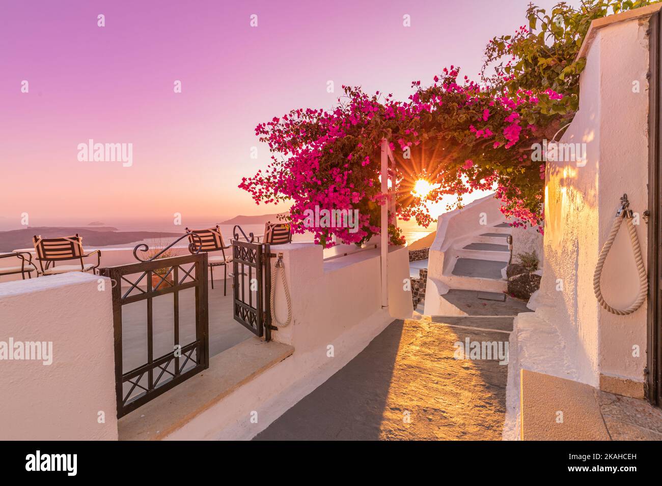 Tramonto sull'isola di Santorini. Caldera vista con strada e fiori, atmosfera romantica, coppia viaggio vacanza paesaggio destinazione panoramica. Carta da parati Foto Stock