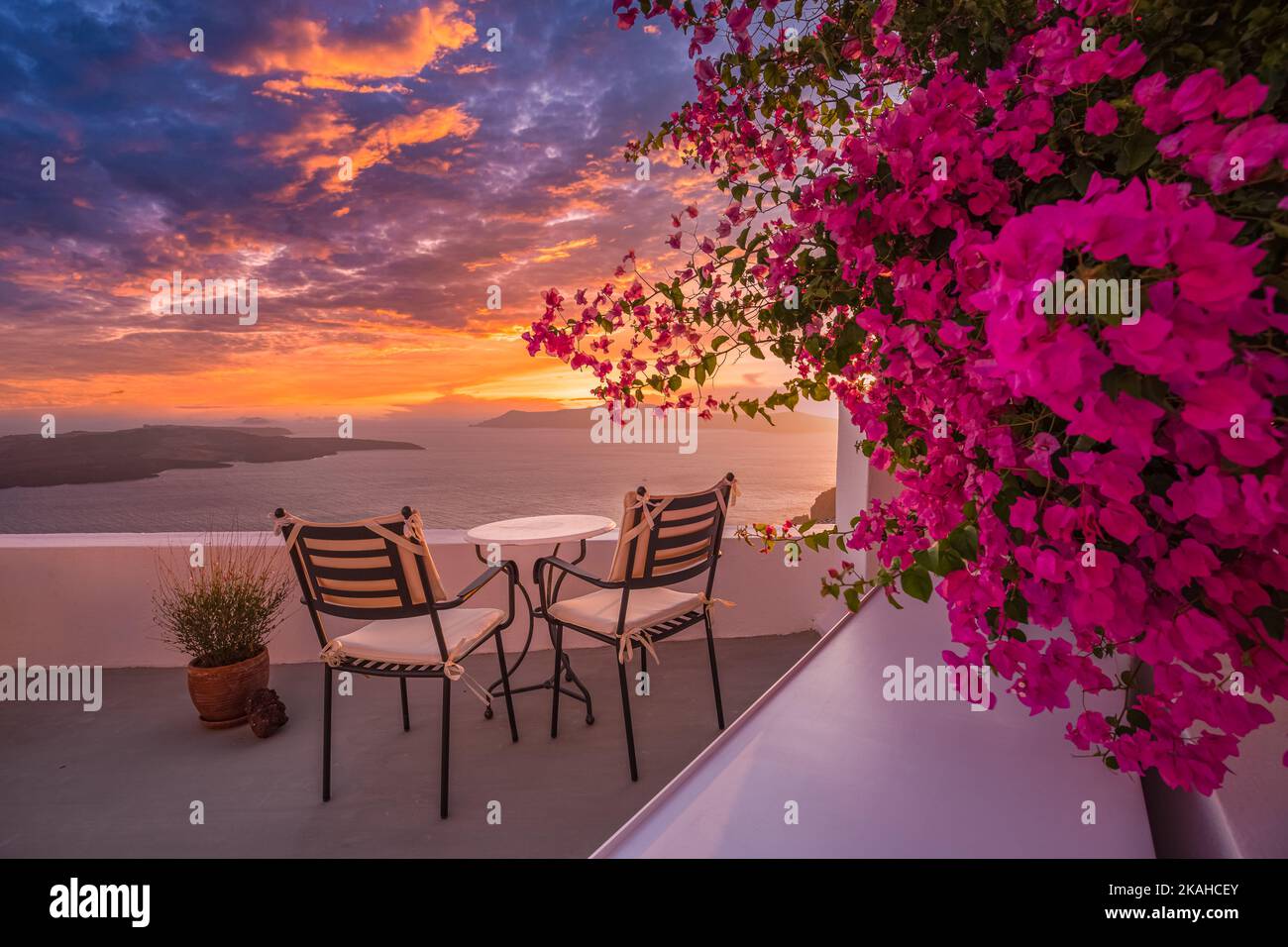 Tramonto sull'isola di Santorini. Caldera vista con strada e fiori, atmosfera romantica, coppia viaggio vacanza paesaggio destinazione panoramica. Carta da parati Foto Stock