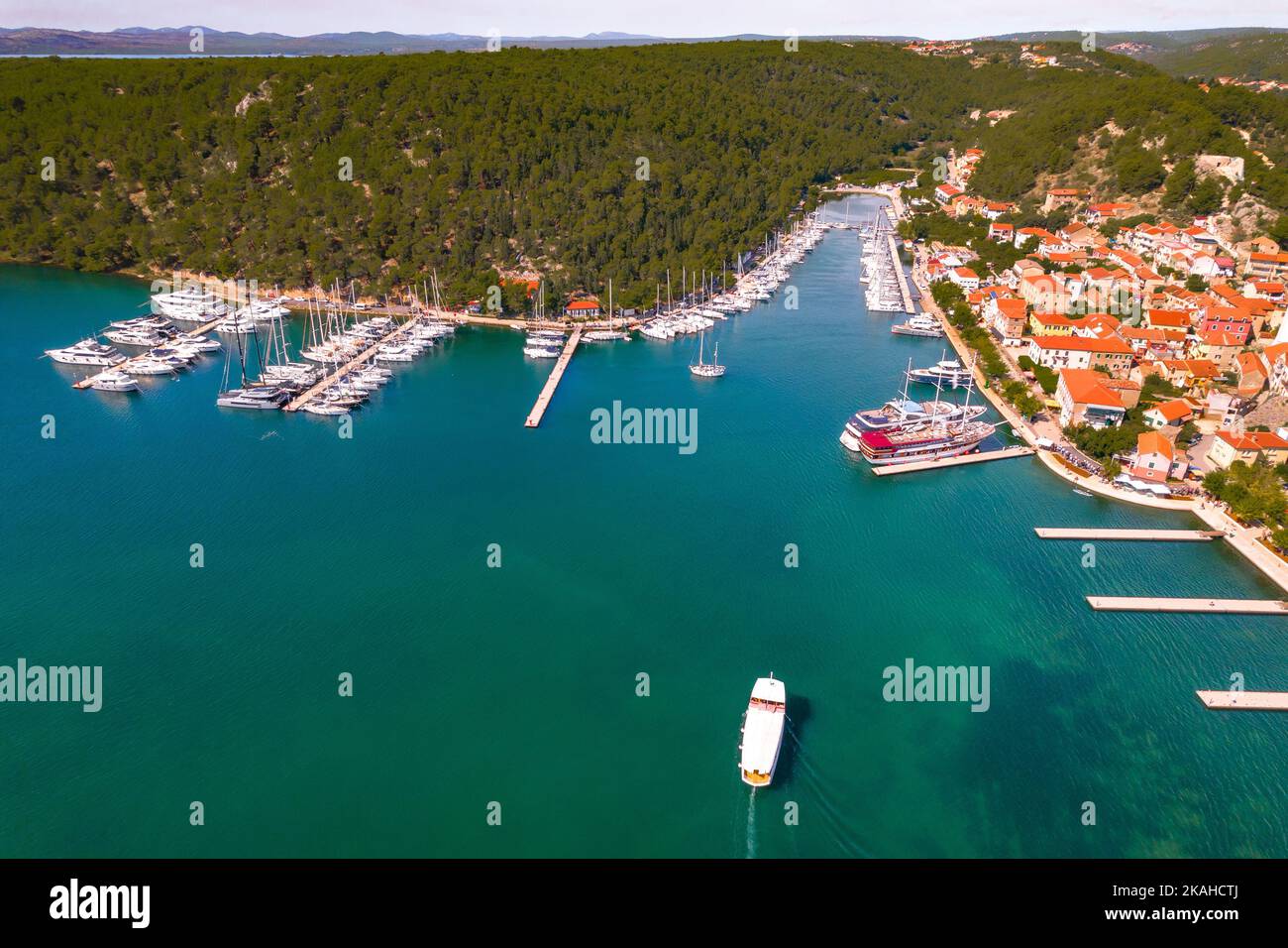 Veduta aerea dello Skradin e degli yacht nel parco nazionale di Krka in Croazia Foto Stock