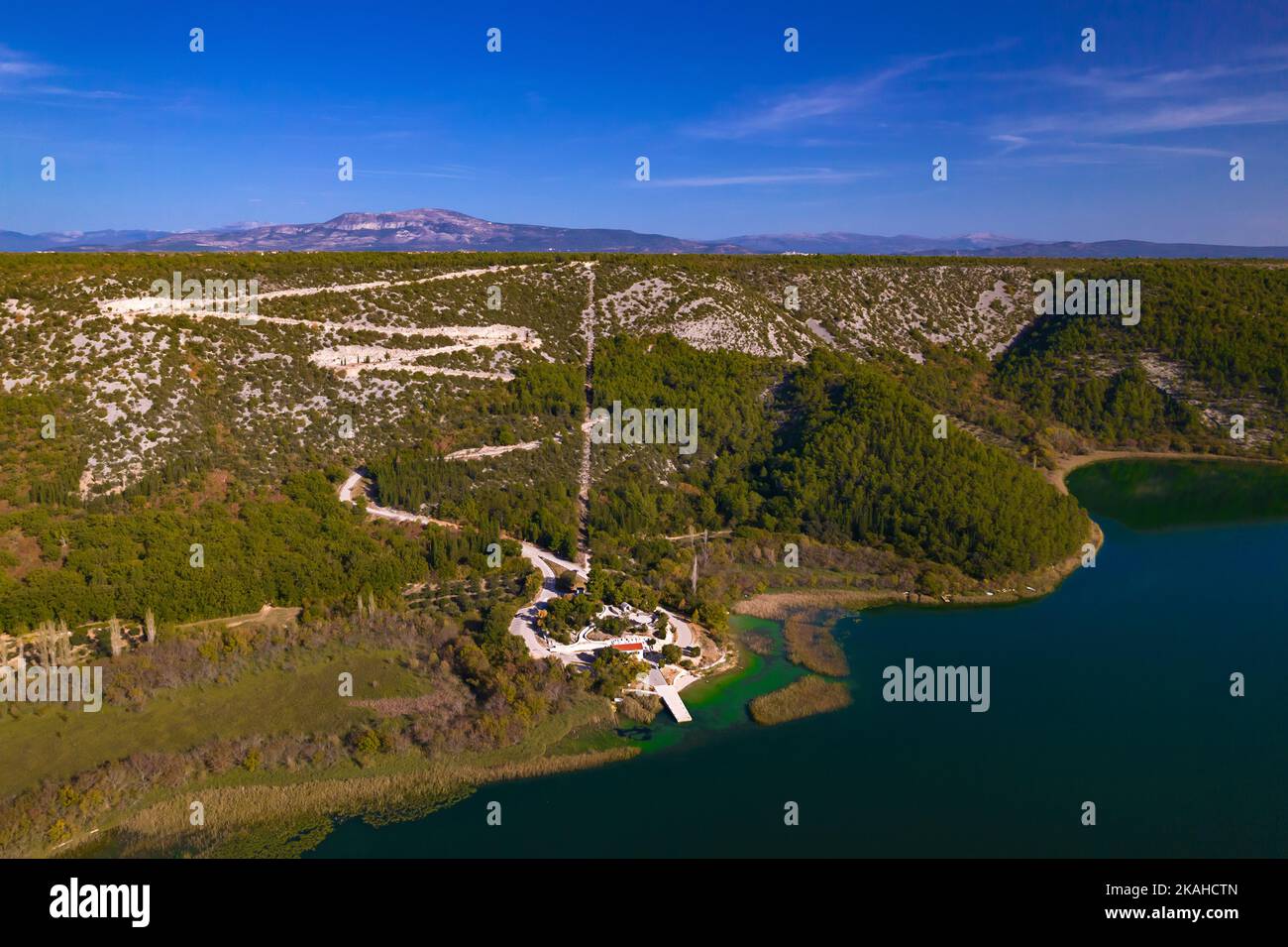 La strada a serpentina per il molo dell'isola di Visovac nel parco nazionale di Krka in Croazia Foto Stock