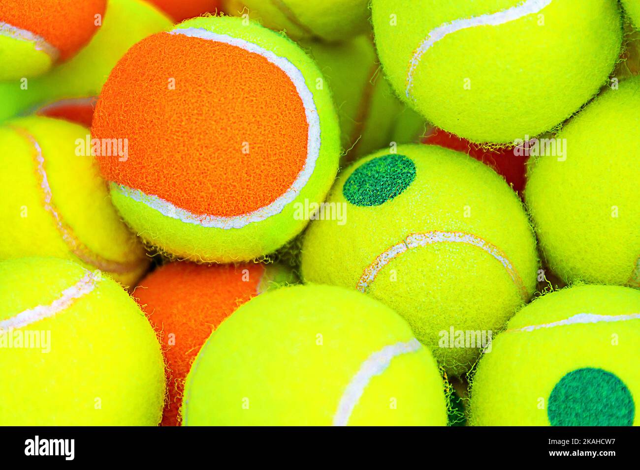 Palline da tennis di colore diverso sfondo Foto Stock