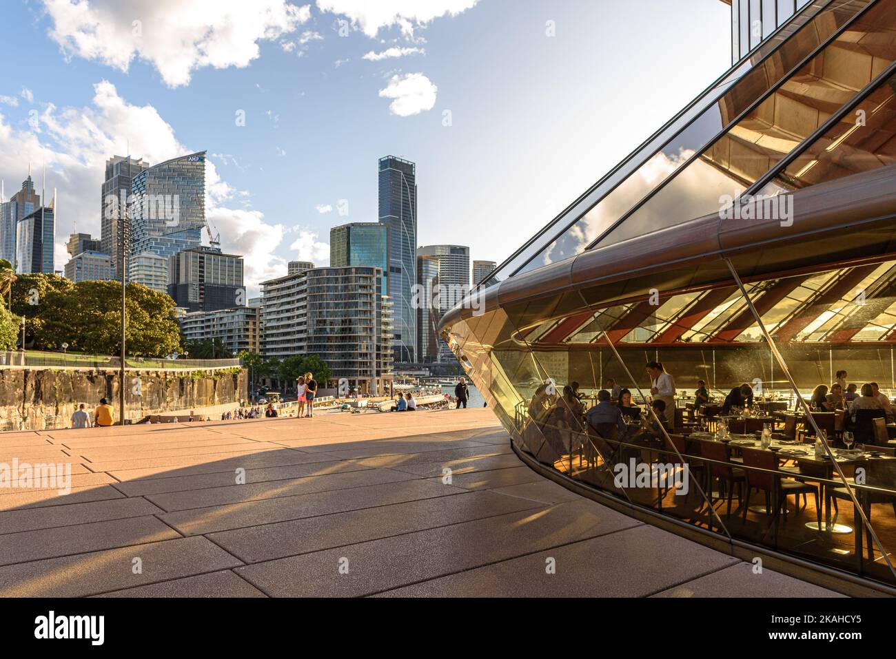Sydney CBD e il ristorante Bennelong all'interno dell'Opera House di Sydney Foto Stock