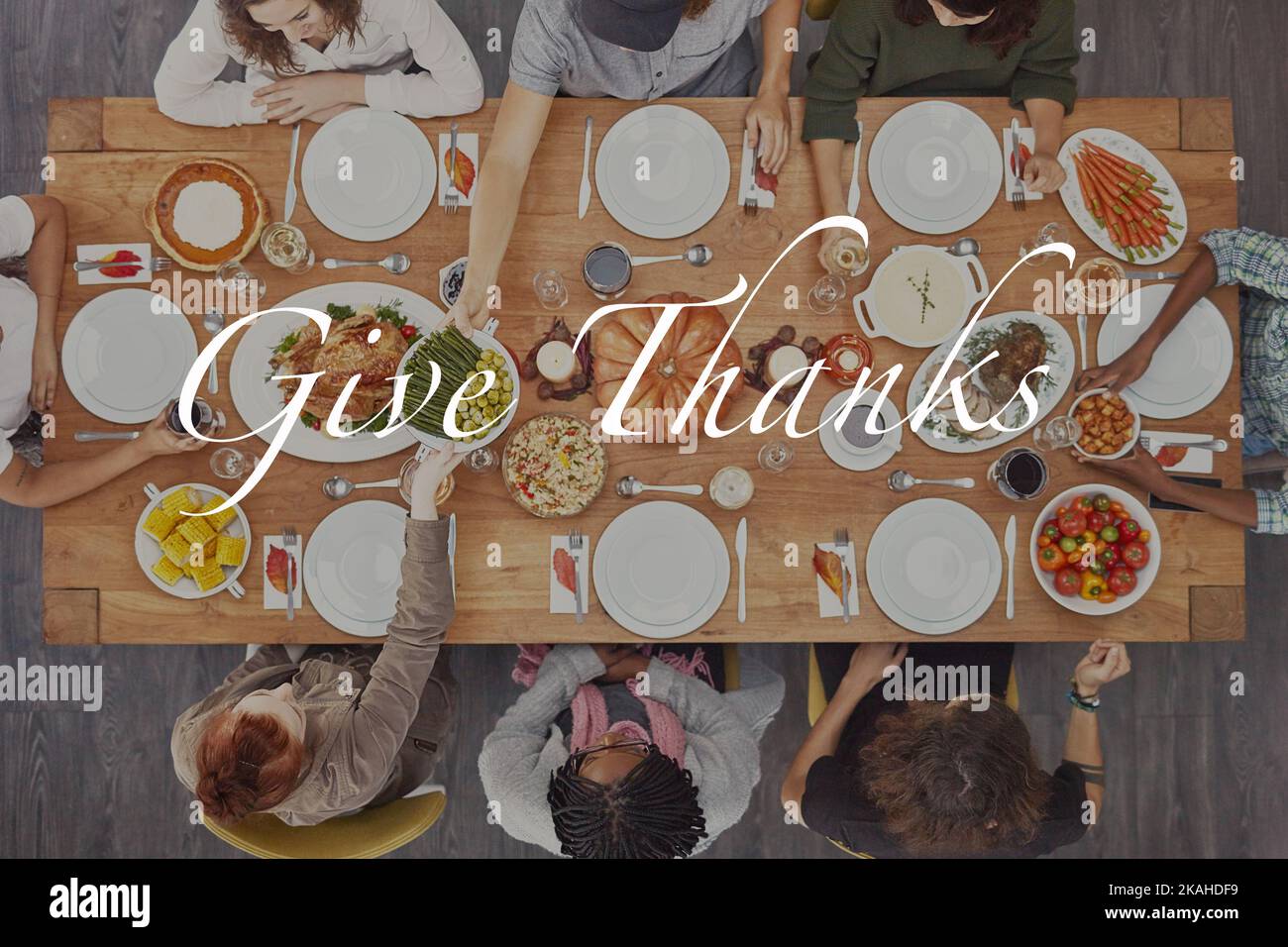 Dove i commensali si riuniscono per mangiare insieme. Inquadratura ad angolo alto di un tavolo da pranzo con sovrapposizione di testo. Foto Stock