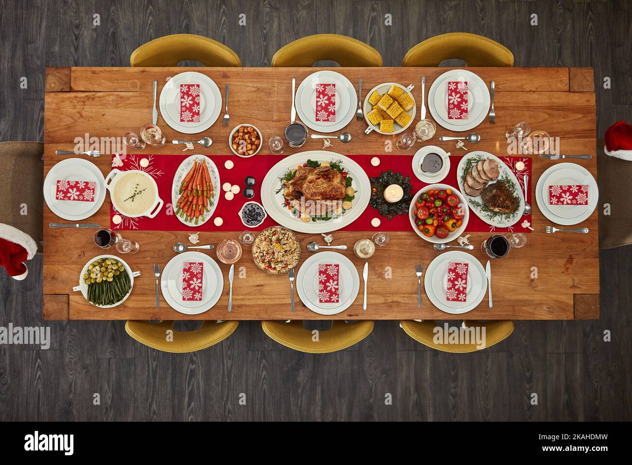 Se si mangia, sarà lì, una festa su un tavolo da pranzo senza persone. Foto Stock