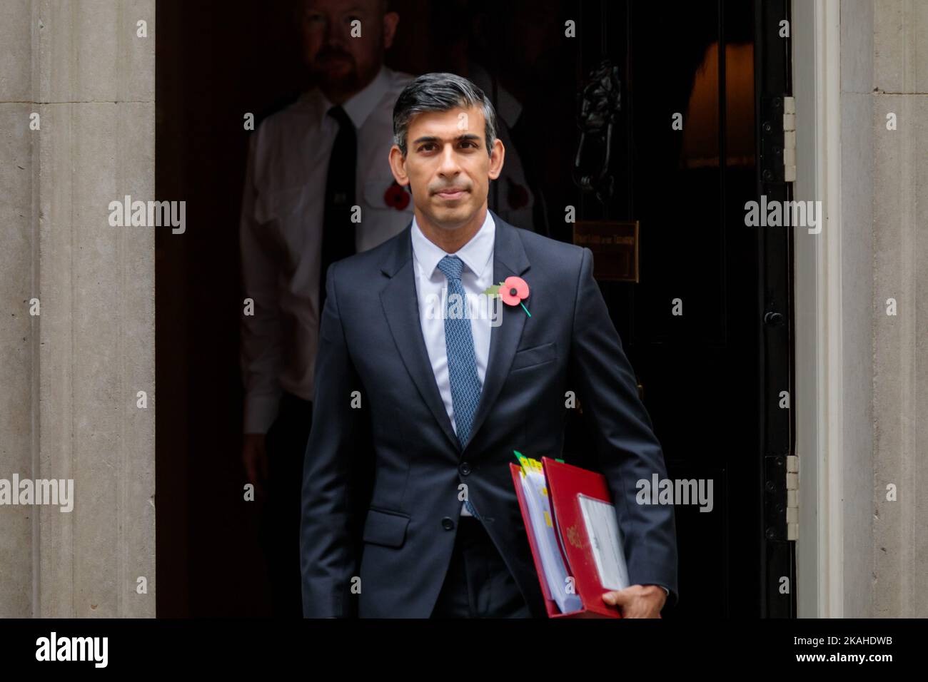 Downing Street, Londra, Regno Unito. 2nd novembre 2022. Il primo ministro britannico, Rishi Sunak, parte dal numero 10 di Downing Street per partecipare alla sessione delle domande del primo ministro (PMQ) nella Camera dei Comuni. Foto di Amanda Rose/Alamy Live News Foto Stock