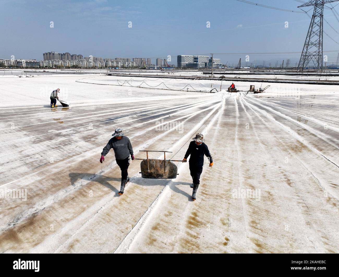 LIANYUNGANG, CINA - 3 NOVEMBRE 2022 - lavoratori che lavorano nel campo di sale di Dapu nella città di Lianyungang, provincia di Jiangsu, Cina, 3 novembre 2022. Foto Stock