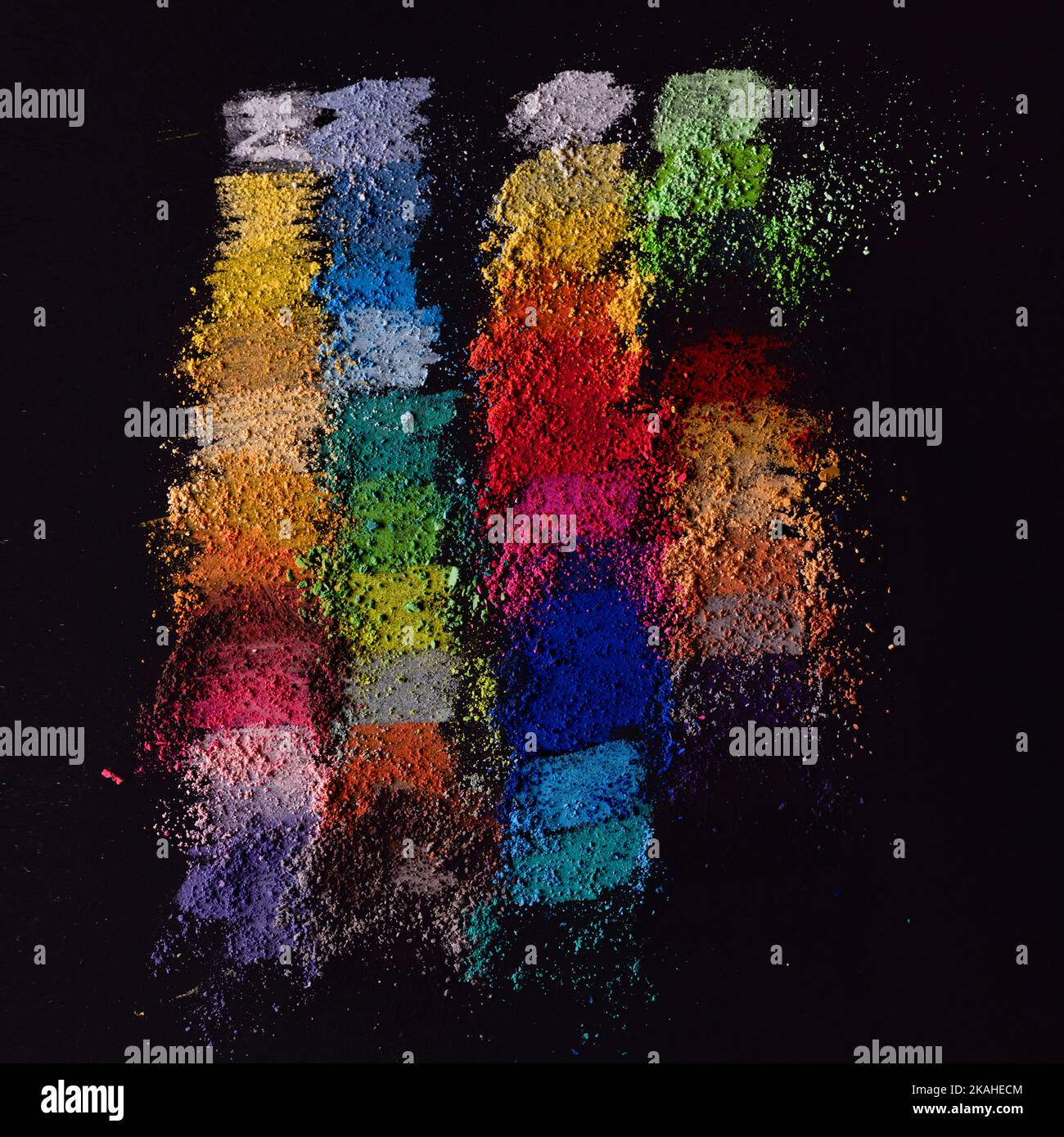 Vista dall'alto della polvere di gesso multicolore su una lavagna Foto Stock