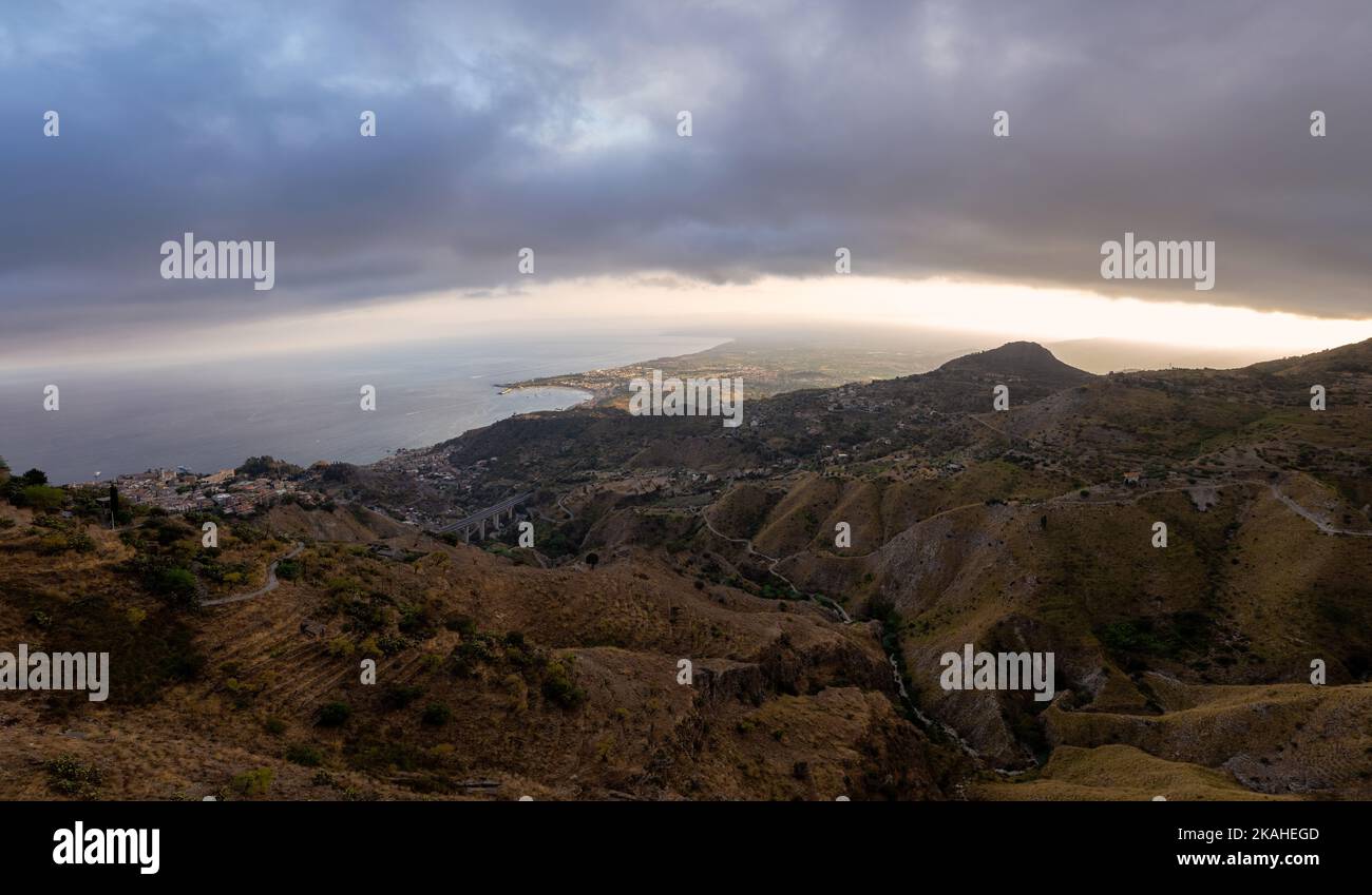 Veduta aerea della costa e del Golfo di Catania da Castelmola, Taormina, Messina, Sicilia, Italia Foto Stock