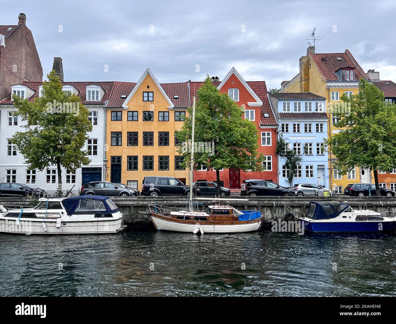 Barche ormeggiate lungo un canale, Christianshavn, Copenaghen, Zelanda, Danimarca Foto Stock