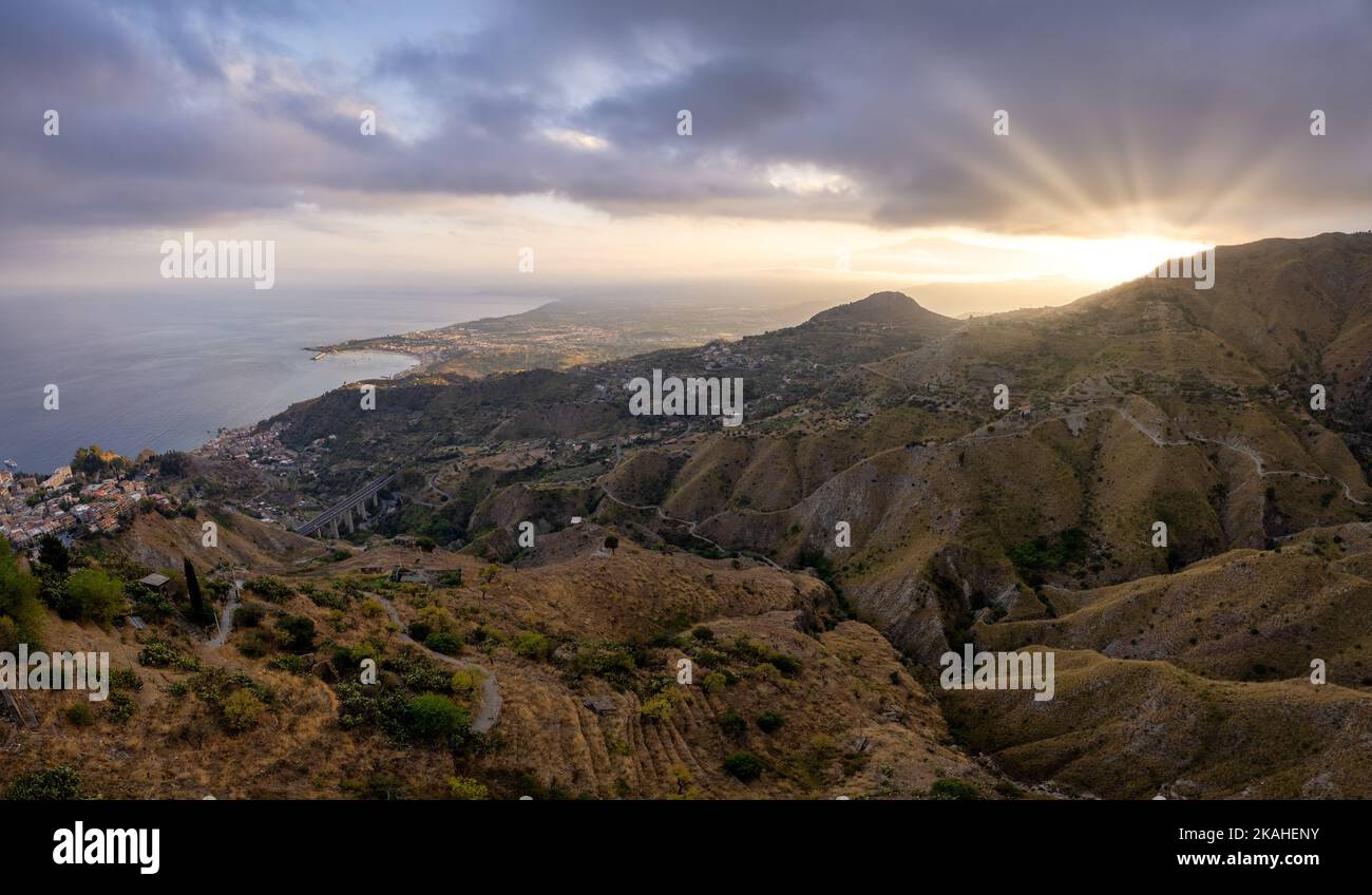 Veduta aerea di Castelmola e del Golfo di Catania al tramonto, Messina, Sicilia, Italia Foto Stock