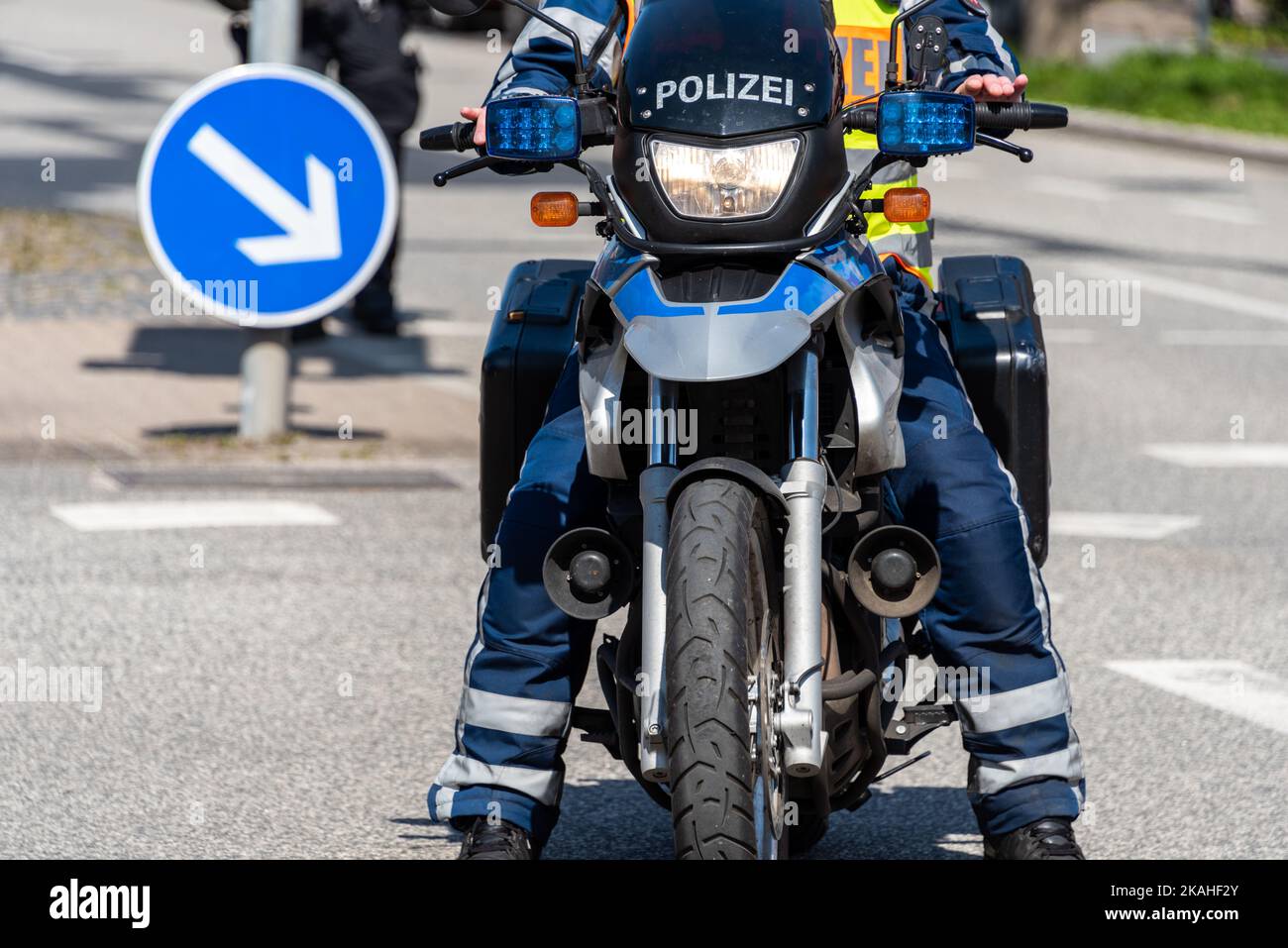 Motorradpolizei bei der Absicherung einer Demonstration in der Innenstadt Foto Stock