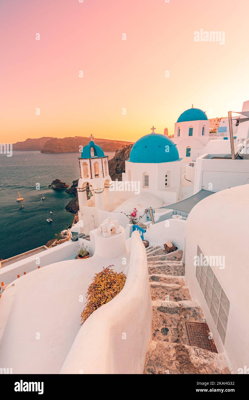 Destinazione estiva in Europa. Concetto di viaggio, tramonto panoramico famoso paesaggio dell'isola di Santorini, Oia, Grecia. Vista sulla Caldera, nuvole colorate, sogno Foto Stock