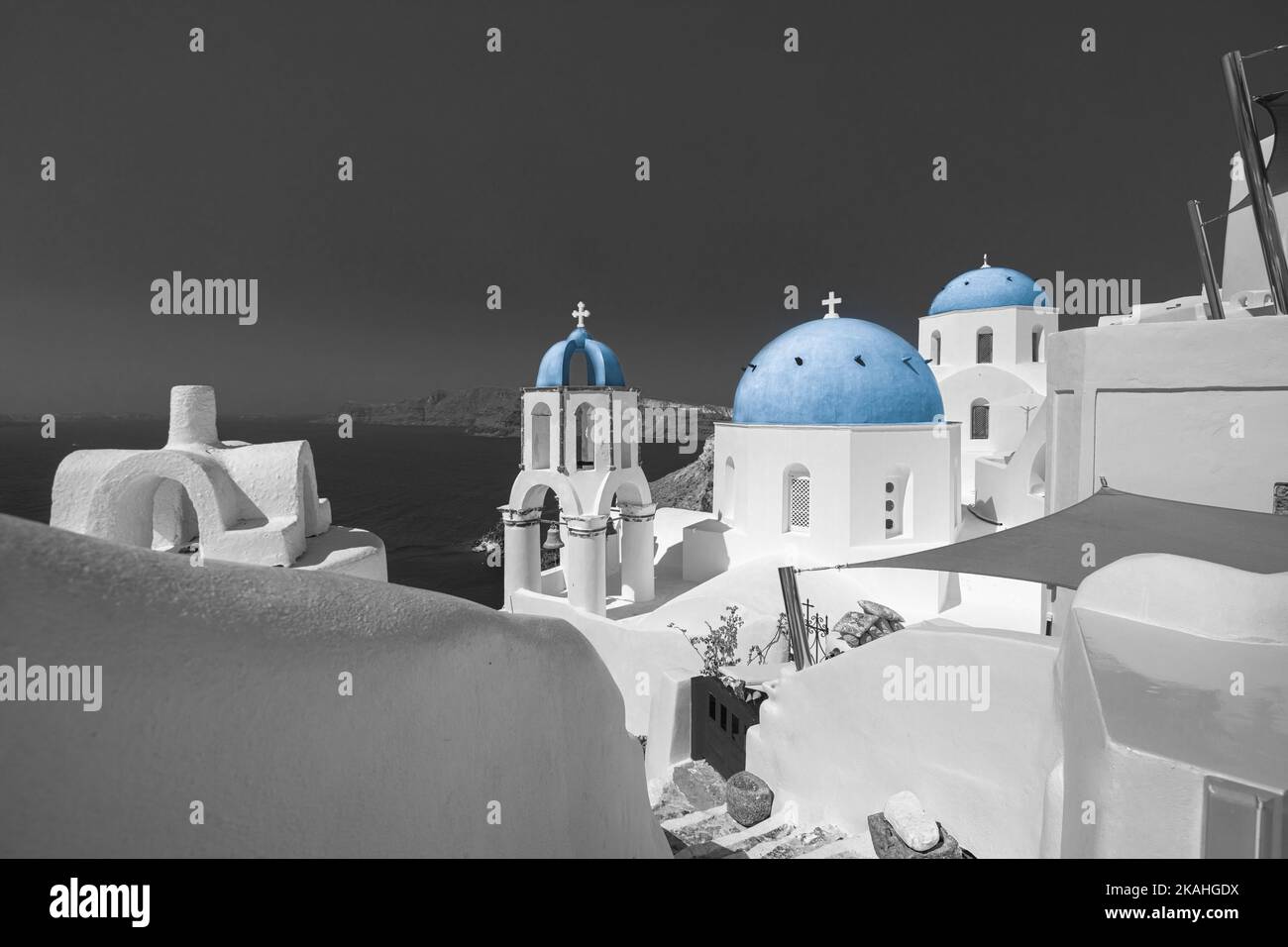 Bianco e nero, isola di Santorini, Grecia. Paesaggio estivo incredibilmente romantico a Santorini. Oia villaggio. Splendida vista con case bianche. Artistico Foto Stock